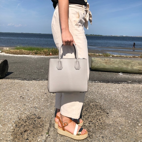 🎁Michael Kors Mercer Accordion Pebble Leather Tote - Picture 10 of 11